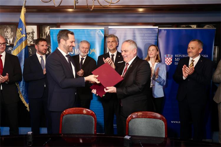 Slika /1_A_fotke_vijesti/SPLIT_UGOVOR 1.jpeg